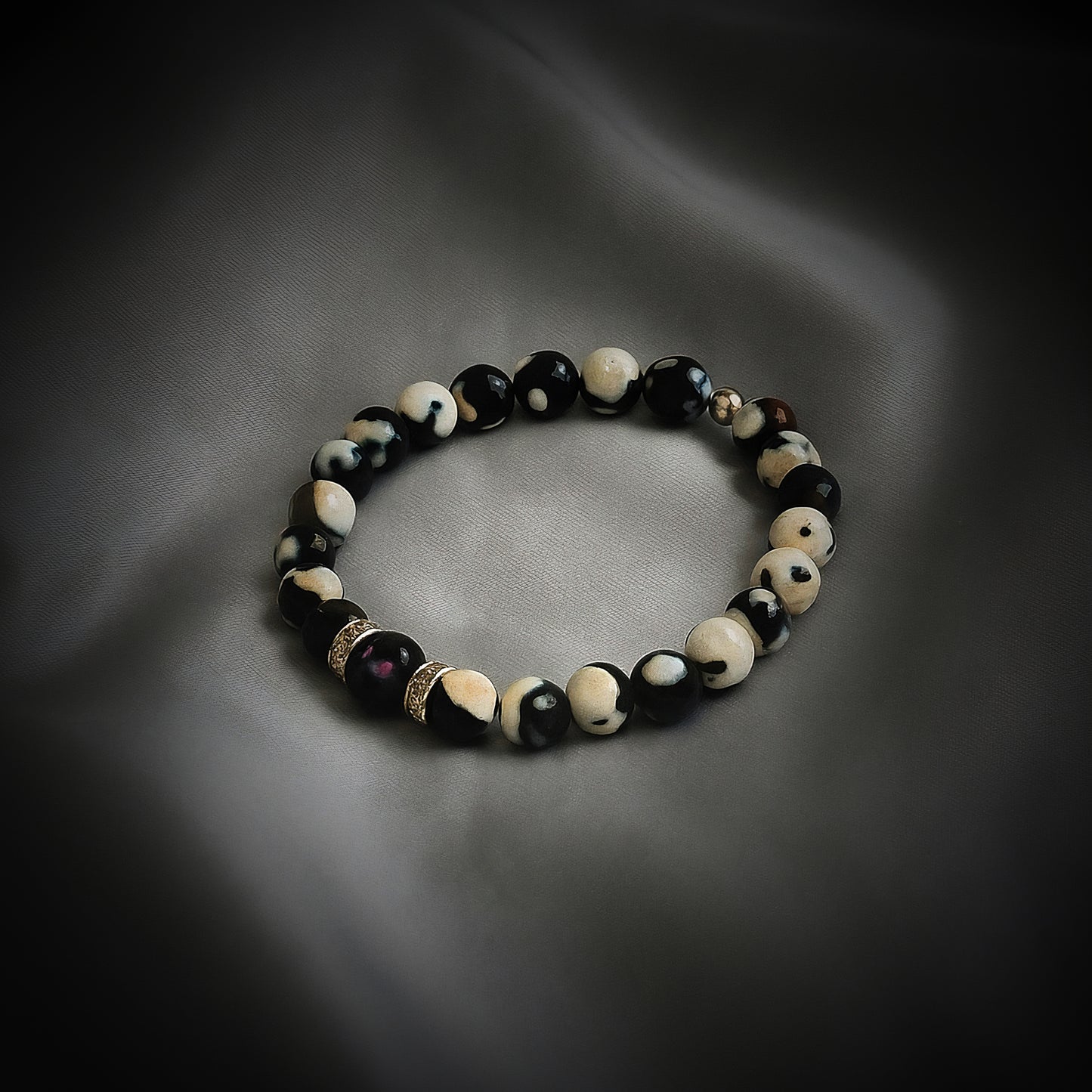 White - Black Fire Agate عقيق ناري اسود - ابيض