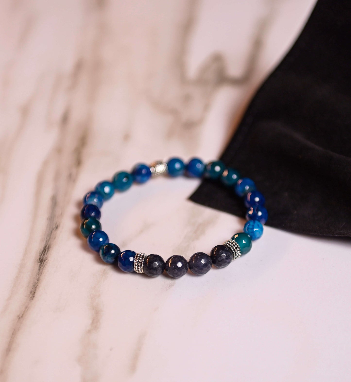 Blue Sapphire & Black Onyx (حجر زفير ازرق و عقيق اسود)